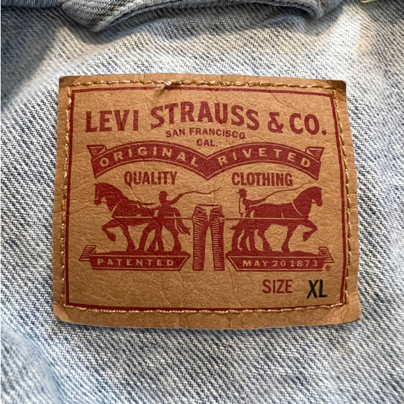 Levi's Jacket in Light Wash with Floral Embroidered Graphic on the Back Size XL - Picture 5 of 8
